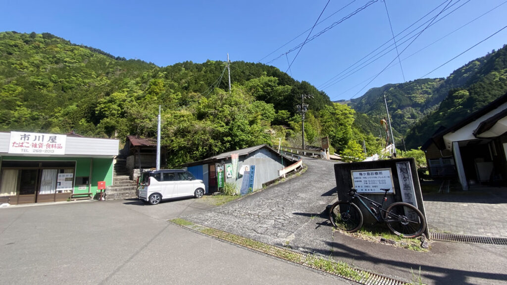 天空の茶畑の入り口