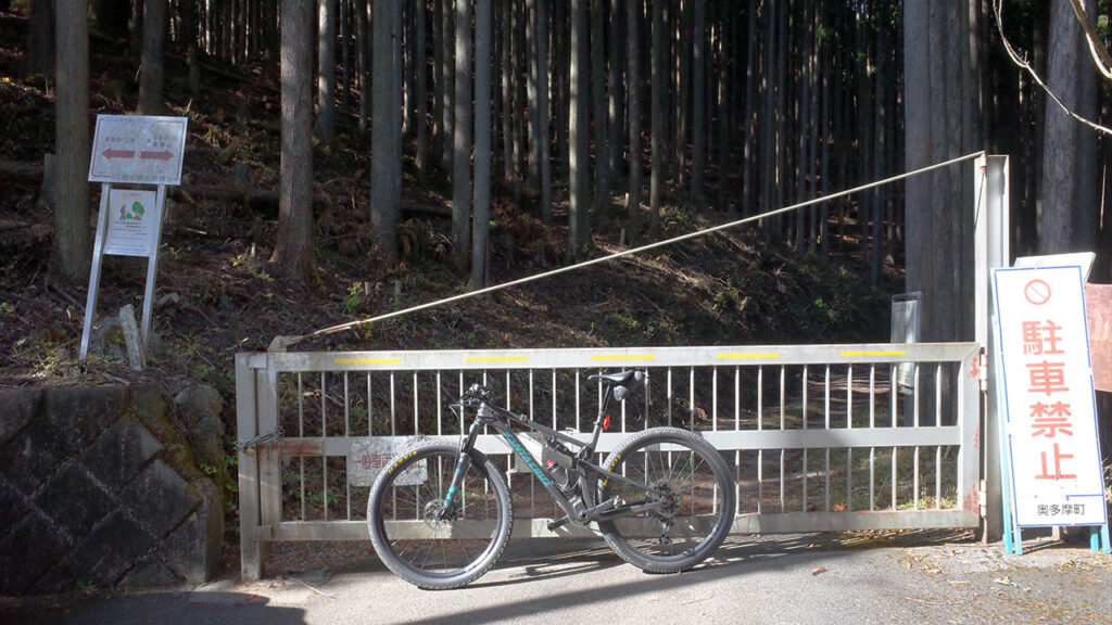 峰集落への道のゴール。この先はダブルトラックの林道