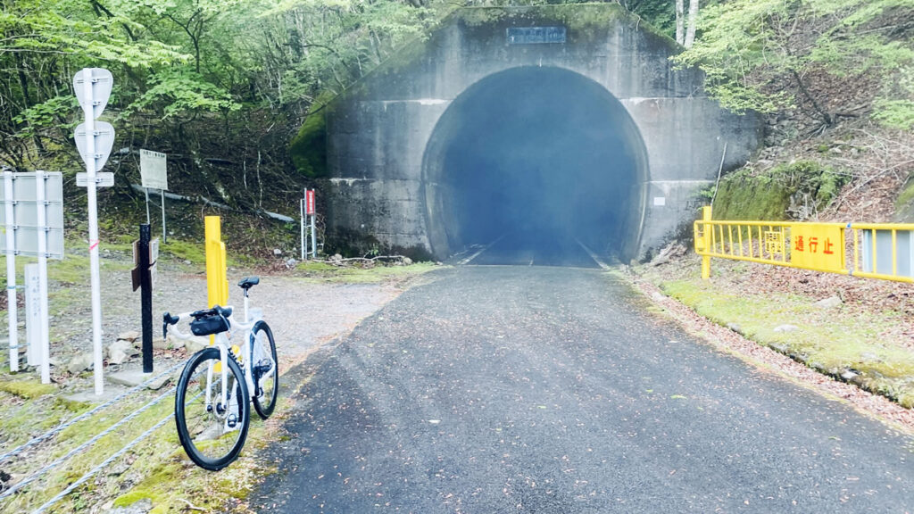 山頂に隧道があります