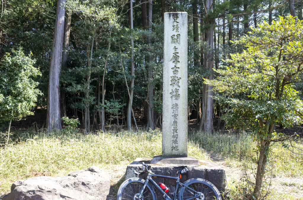 家康が使った腰掛石と机石が残っています