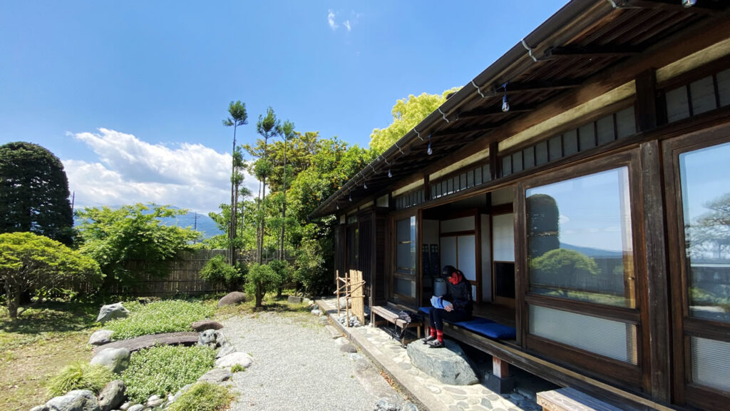 瀬戸酒造では、こんな素敵な縁側で角打ちできます