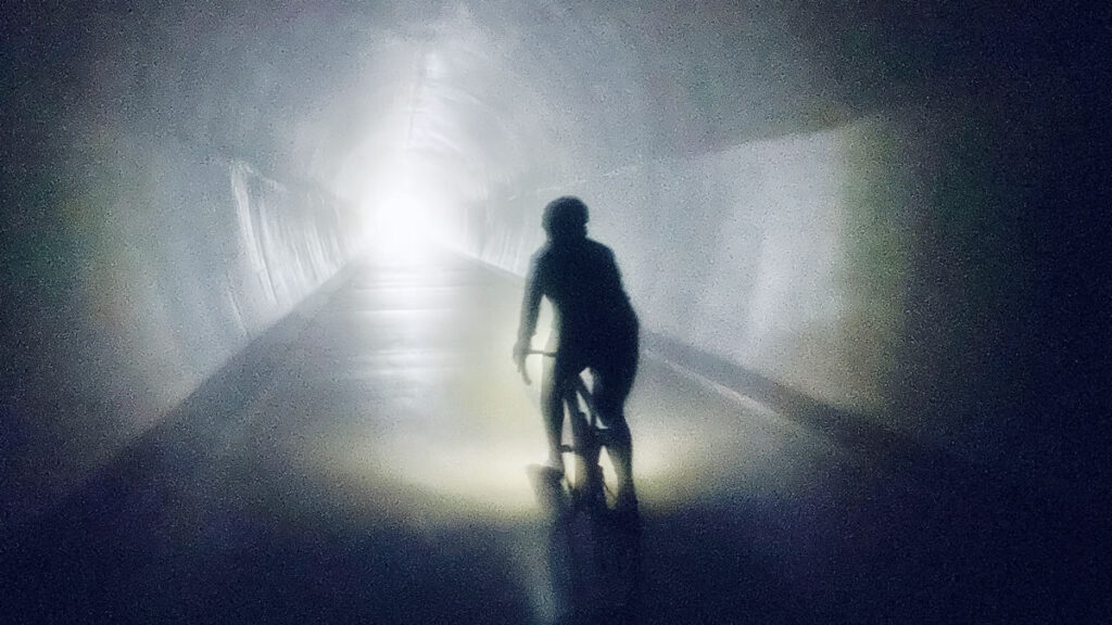 この隧道が真っ暗で怖い