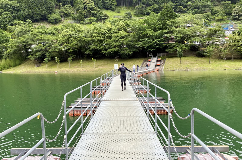 留浦の浮橋で遊ぶ