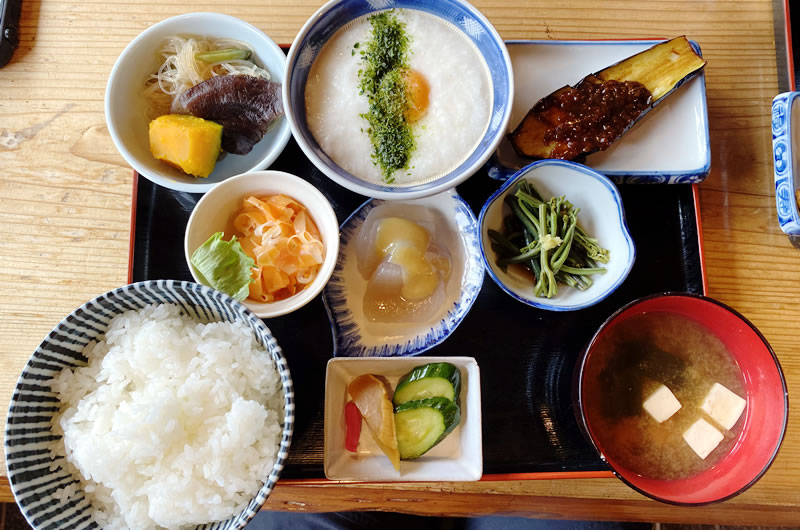 高級老舗旅館の食事のような上品な鳥勝のとろろめし定食