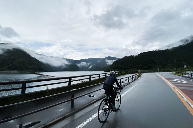 奥多摩湖で雨が上がってきた