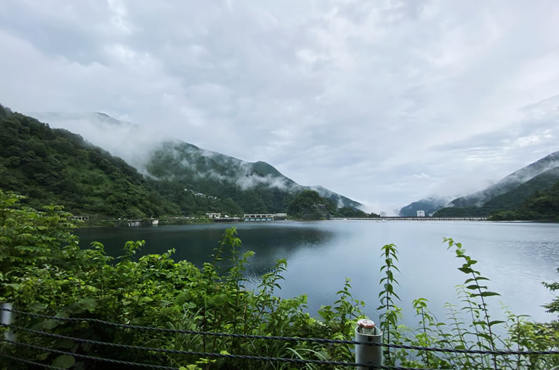 たっぷりの水をたたえる奥多摩湖