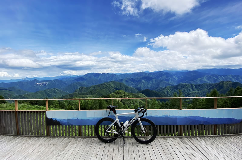 遥か秩父の山を一望できる御荷鉾スーパー林道の展望台