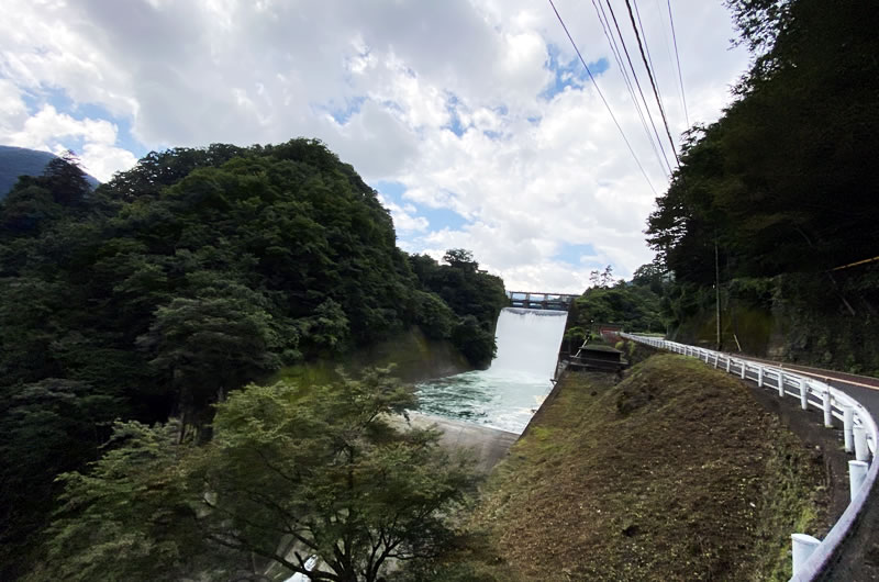 梅雨明けの奥多摩湖は大放流中