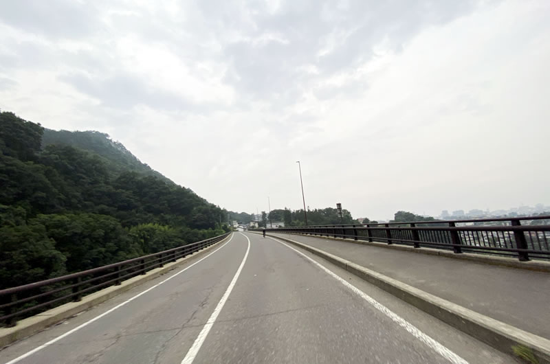 長野駅からわずか20分ちょいでこの山道