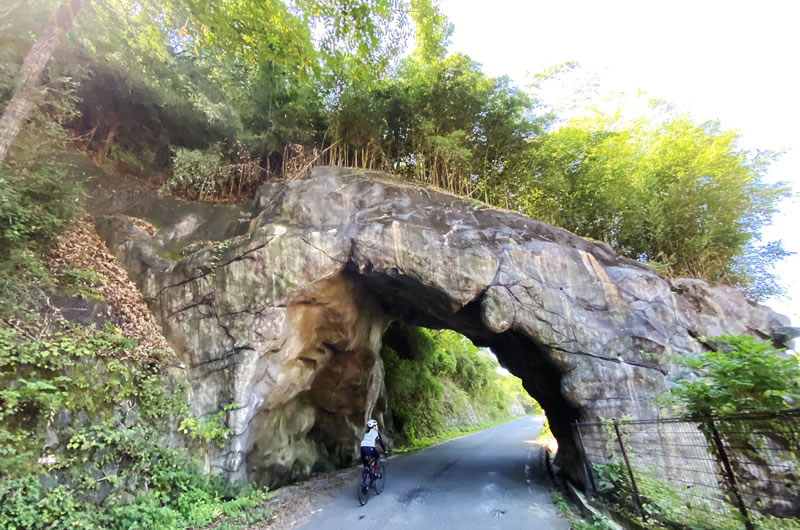 豪快に岩をくりぬいたトンネル