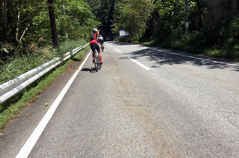 山中湖サイクリングチームのご一行に抜かされるなど