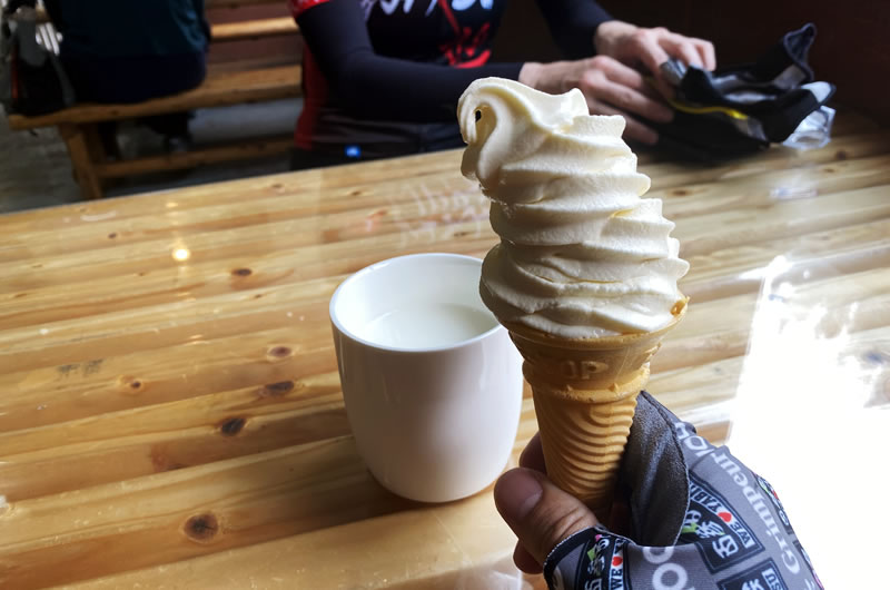 鷹山ファミリー牧場の濃厚な牛乳とソフトクリーム