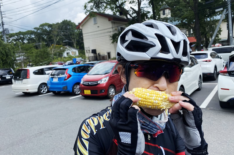 トウモロコシ、今食べるんだ・・・生で