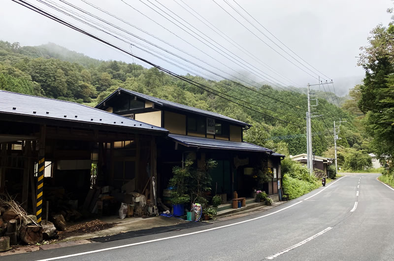 雛鶴峠手前の王の入まんじゅうは美味しい（この日はお休み）