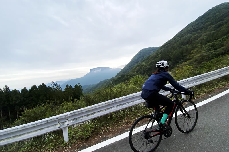 遠くに荒船山を望みながら長野の県境をめざす