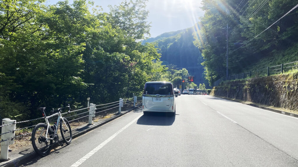 奥多摩周遊道路はまだゲートがオープンしてません