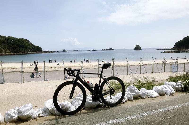 白いビーチで写真を撮ったり