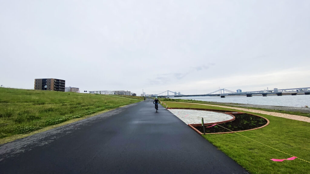 羽田空港にマウンテンバイクで向かっている様子