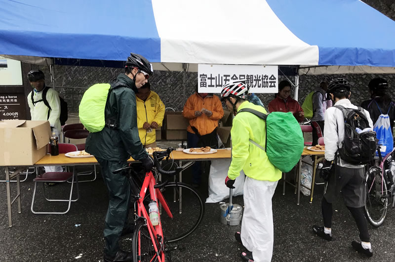 山頂のゴール地点で配っていたラスクが美味しくてビックリ