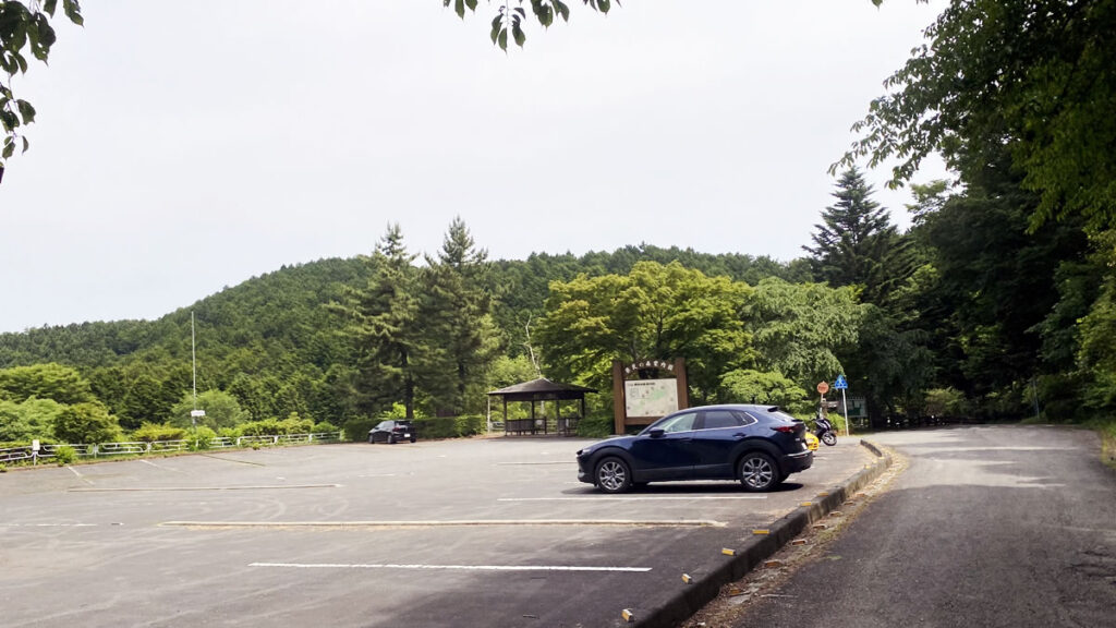 県民の森の駐車場。はてどこかで見たような