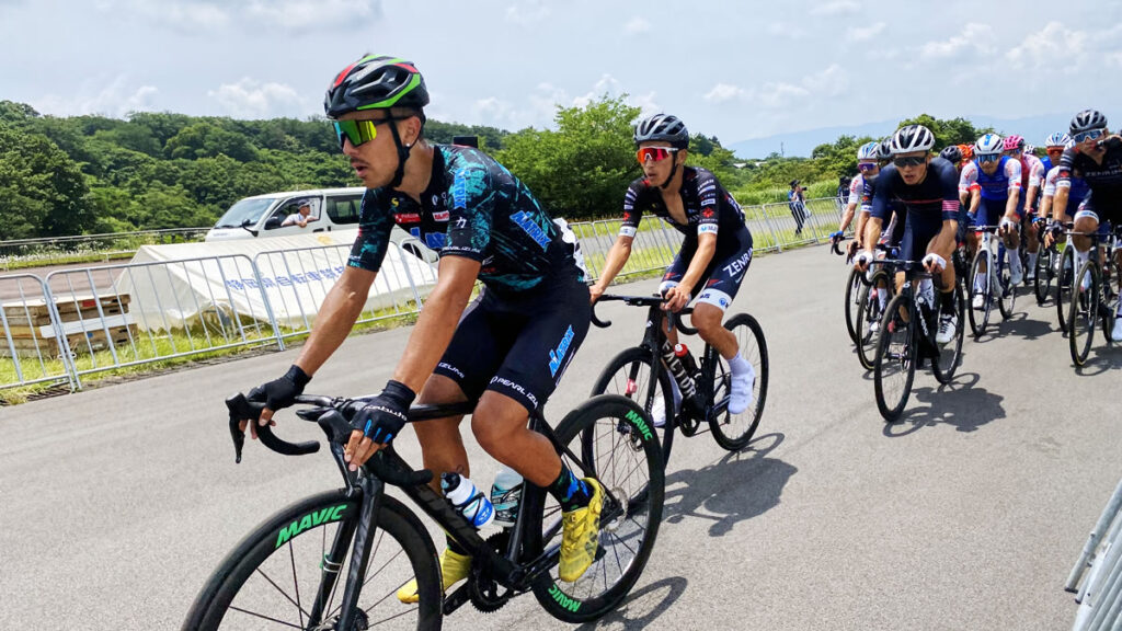 集団先頭を行く小林選手（多分）