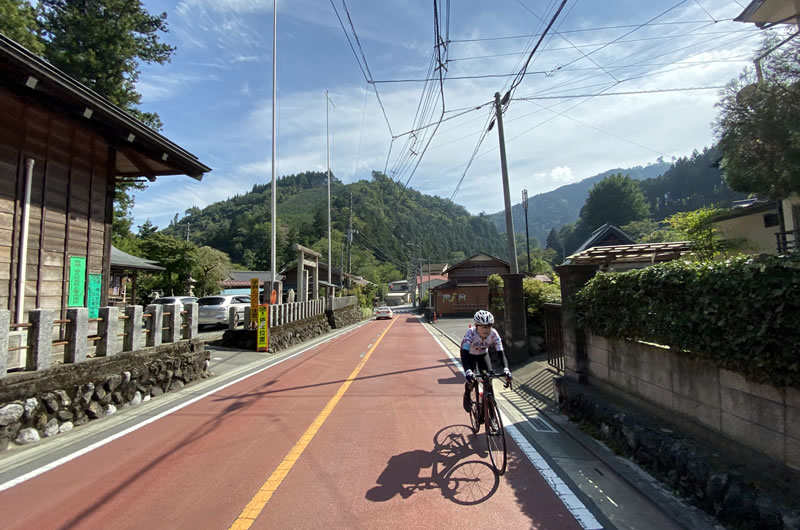 檜原村の住宅街を抜けて