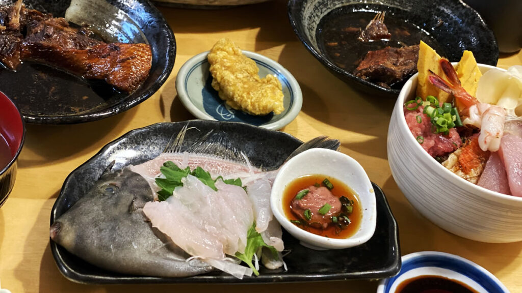 海鮮丼と刺身と金目鯛の煮つけなどなどがセットになった超豪華ランチ定食