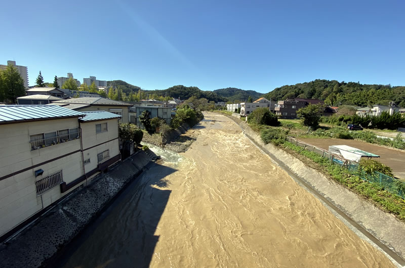 高尾駅は通行止め。浅川はこの濁流