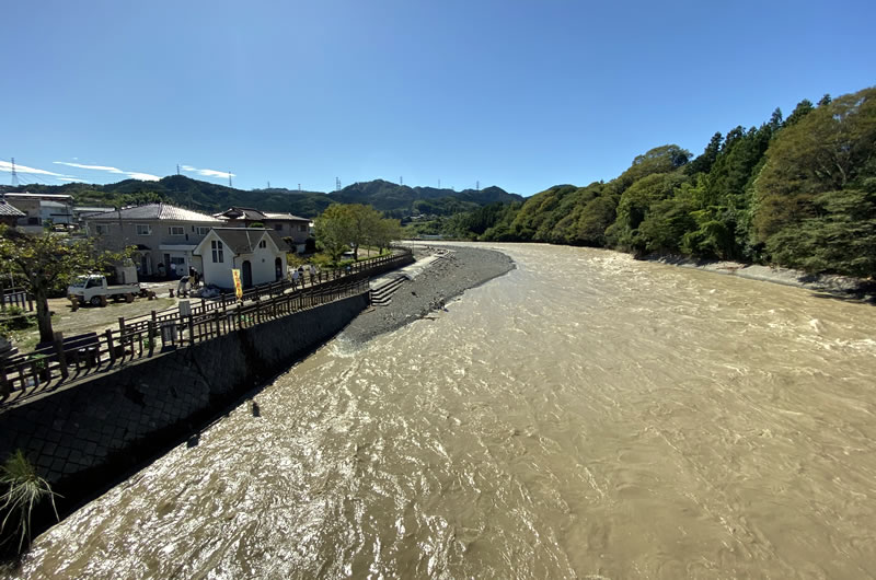 秋川のキャンプ場は水没。付近にも冠水の跡が