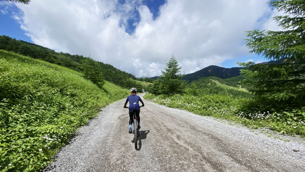 前半はロードバイクでも走れそうなグラベル