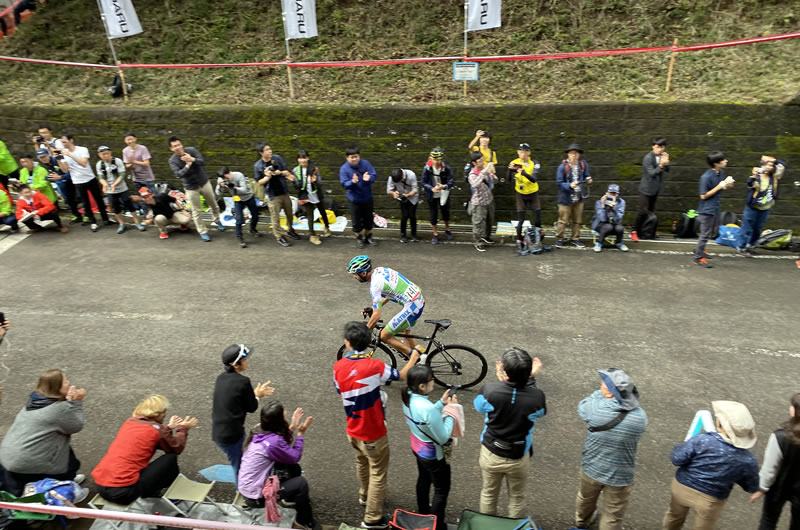 山岳賞ポイントをマトリックスのマンセボ選手が獲得する瞬間