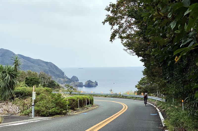 波勝崎の長い上りを越えます