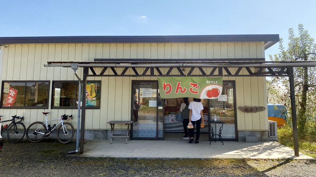 コースのすぐ側にりんごの直売所が!!