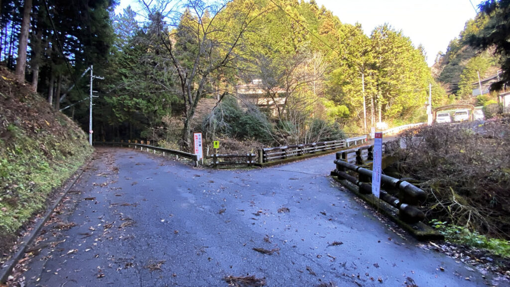 橋を渡ると盆堀林道・入山峠の入り口