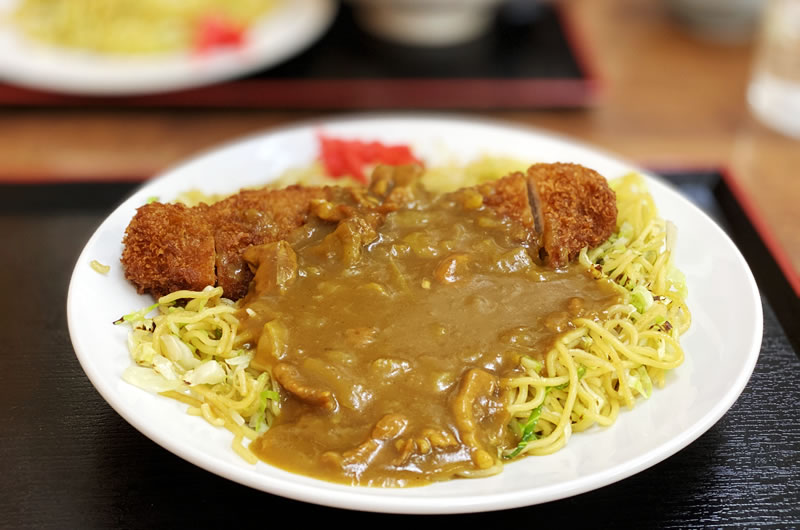 男子の夢と憧れが一皿にテンコ盛りのきくや食堂の名物「カツカレー焼きそば」