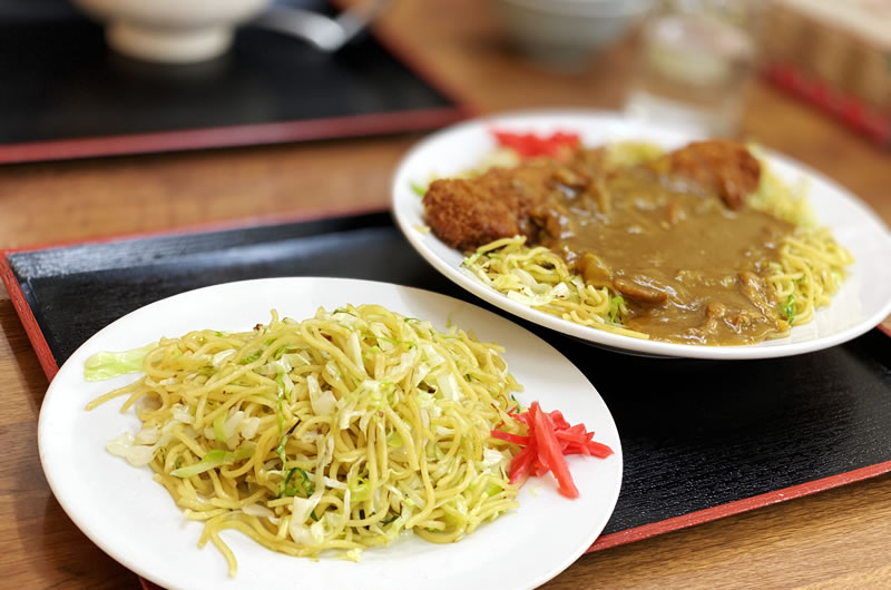 カツカレー焼きそばのベースはキャベツ焼きそば（手前）