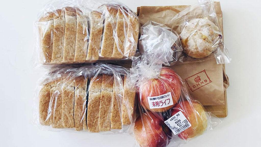 川島町の農産物で青森産のリンゴを買う