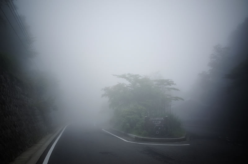霧に覆われたヤビツ峠