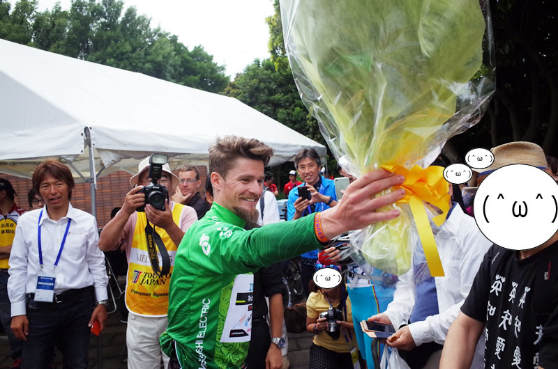 サポーターに花束を贈るオスカル・プジョル選手