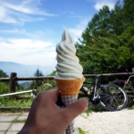 柳沢峠の頂上ではソフトクリームをいただきます(*´ω`*)