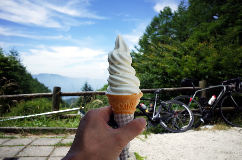 柳沢峠の頂上ではソフトクリームをいただきます(*´ω｀*)