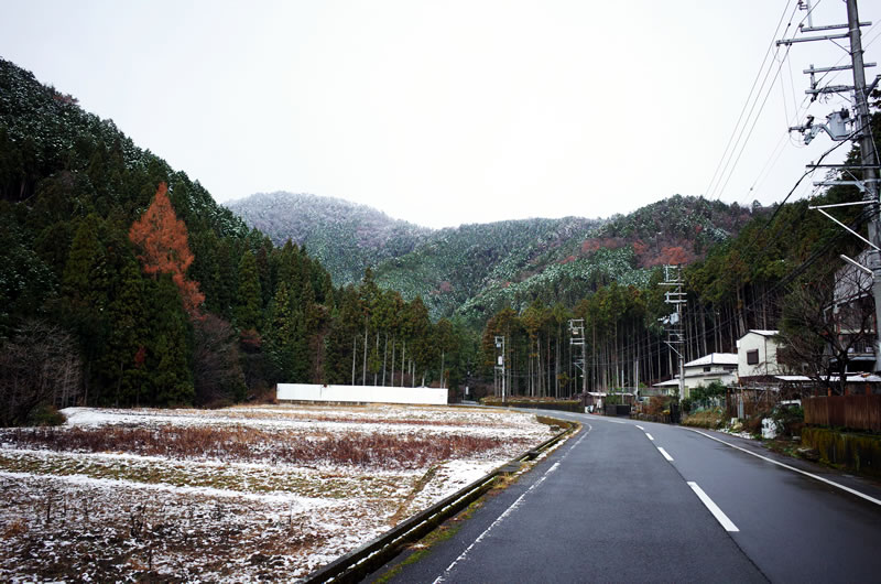 百井峠への道。雪が・・・