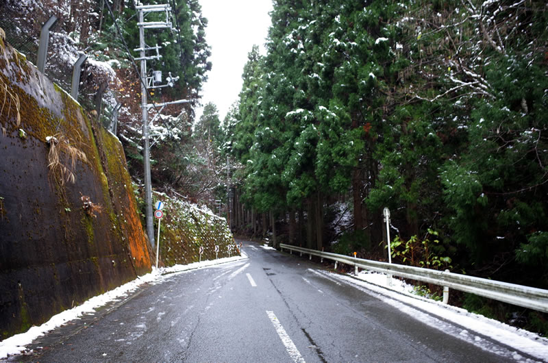 明らかに雪道になりつつある百井峠