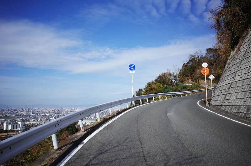 十三峠は警笛鳴らせの標識がいっぱい