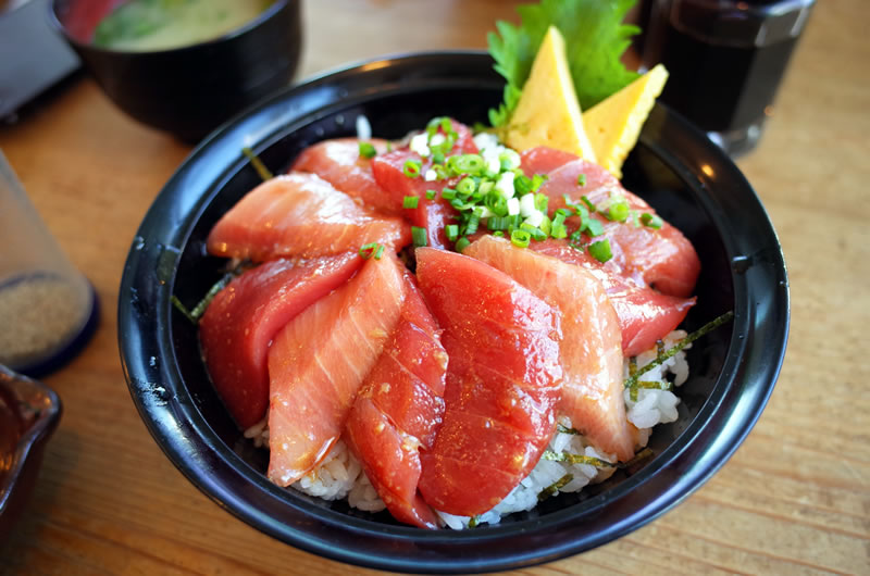 清水港みなみの 鮪漬け丼が光り輝いている！ 