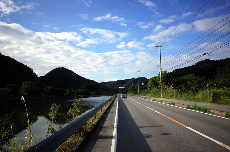 正面に橋が見えるでしょうか? あれを今から上るんです(´_ゝ`)