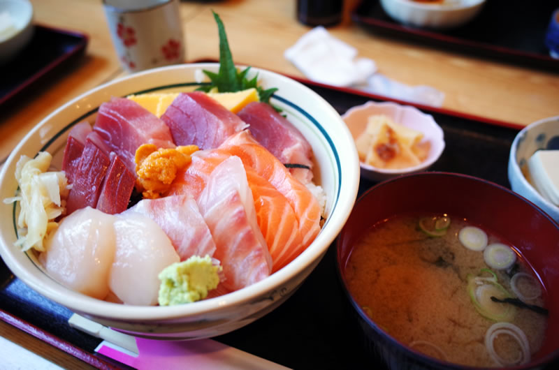 伊勢屋の海鮮丼、すごいボリュームΣ(￣□￣|||)