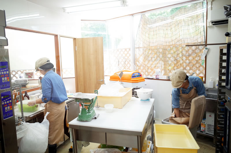 作業風景が見えるアプリコットの店内