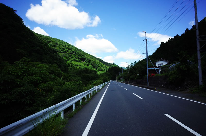 志賀坂峠までの道のり。快適な向かい風(*´ω｀)