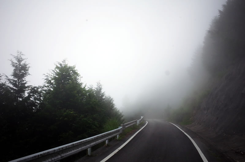 竹森林道は雲の中。晴れたら絶景が見込まれる